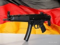 MP5 vor Deutschlandfahne.jpg