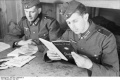 Soldaten lesen ein Buch, ein bestimmtes Buch.jpg
