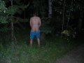 Mann pinkelt in den Wald.jpg